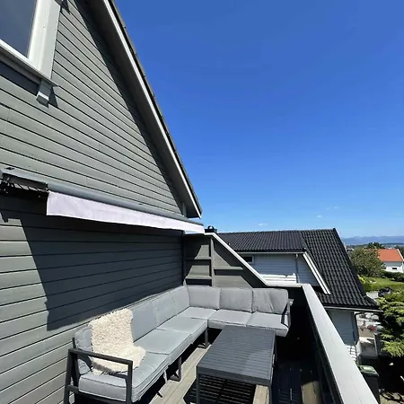 2 Bedrooms - Beautiful Near Centre Leilighet