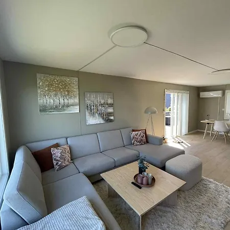 2 Bedrooms - Beautiful Near Centre *