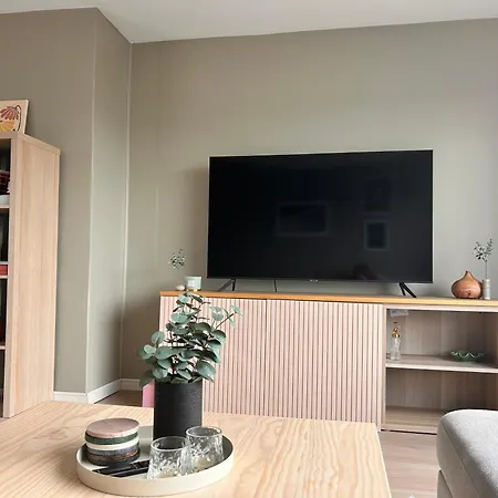 2 Bedrooms - Beautiful Near Centre Apartment *