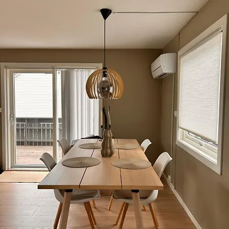 2 Bedrooms - Beautiful Near Centre Apartment