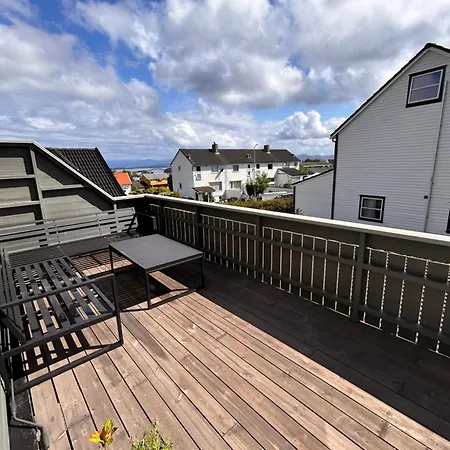 2 Bedrooms - Beautiful Near Centre Apartment *
